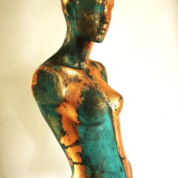 Sculpture titled "La reine" by Brigitte Dravet, Original Artwork, Resin