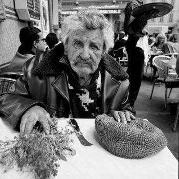 Photographie intitulée "Gens de la rue Nice…" par Bruno Mesrine, Œuvre d'art originale, Photographie argentique