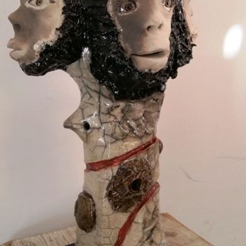 Skulptur mit dem Titel "Totem des Singes" von Buissonnières, Original-Kunstwerk, Keramik