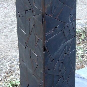 제목이 "monolithe"인 조형물 Dimitri Bussonnais로, 원작, 금속