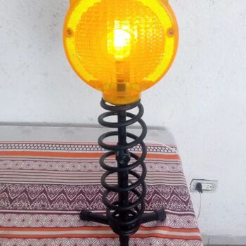 Diseño titulada "Bucle Lamp" por Calavera Estudio Dgo Mx, Obra de arte original, Metales