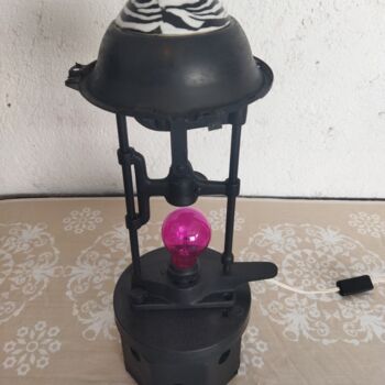 Escultura intitulada "Lady lamp" por Calavera Estudio Dgo Mx, Obras de arte originais, Metais