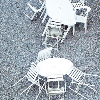 Photographie intitulée "La valse des chaises" par Camille R., Œuvre d'art originale, Photographie numérique