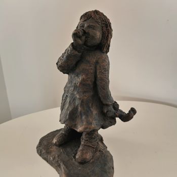 Sculpture intitulée "Doudou et le pouce" par Martine Caoudal, Œuvre d'art originale, Argile
