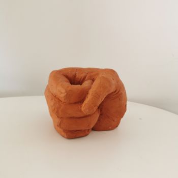 Sculpture titled "Poing à la ligne" by Martine Caoudal, Original Artwork, Clay