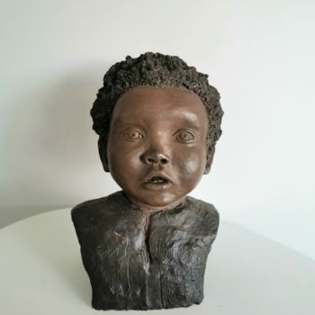 Sculptuur getiteld "Petit garçon d'Outr…" door Martine Caoudal, Origineel Kunstwerk, Klei