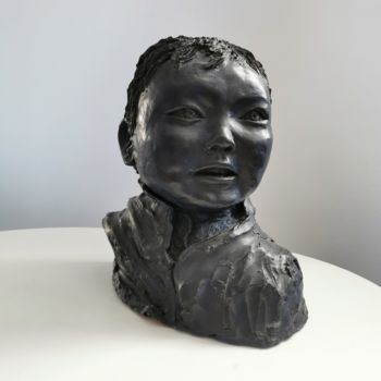 Sculptuur getiteld "Jeune garçon de Bir…" door Martine Caoudal, Origineel Kunstwerk, Klei