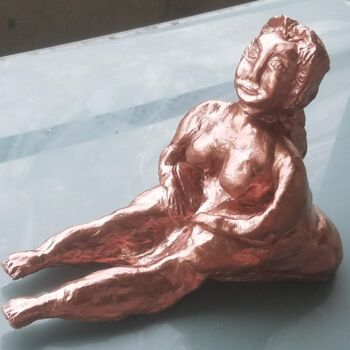 Skulptur mit dem Titel "Sitzende Frau" von Carmen Coduri, Original-Kunstwerk, Keramik