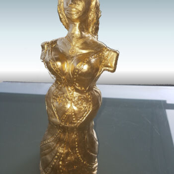 Sculpture titled "Goldige Queen" by Carmen Coduri, Original Artwork, Ceramics