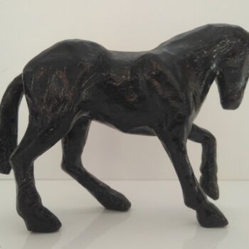 Skulptur mit dem Titel "Le Cheval Noir" von Carole Le Bolloc'H, Original-Kunstwerk, Papier maché