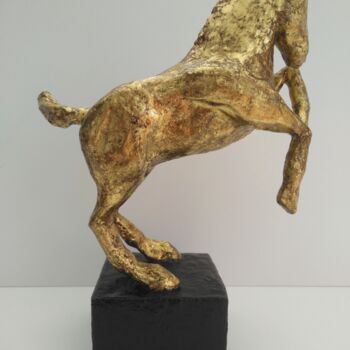 Скульптура под названием "Le Cabré Doré" - Carole Le Bolloc'H, Подлинное произведение искусства, Папье-маше