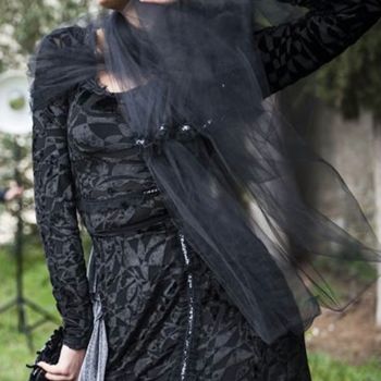 Handwerk mit dem Titel "noir" von Stefania Carrano, Original-Kunstwerk, Kleidung