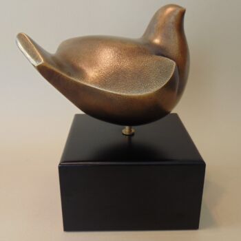 Sculpture titled "ave" by Carlos Castanedo, Original Artwork, Resin