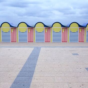Photographie intitulée "Dunkerque. Cabines…" par Catherine Boutin, Œuvre d'art originale