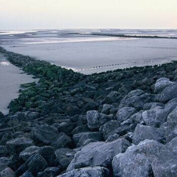 Photographie intitulée "Jetée à marée basse" par Catherine Boutin, Œuvre d'art originale