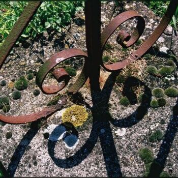 Fotografia intitulada "Base d'une croix à…" por Catherine Boutin, Obras de arte originais