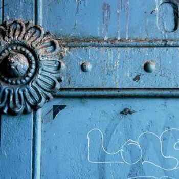 Photographie intitulée ""Lola". Porte bleue…" par Catherine Boutin, Œuvre d'art originale