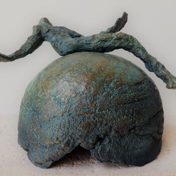 Sculpture titled "AU BORD DU MONDE" by Catherine Villa, Original Artwork, Bronze