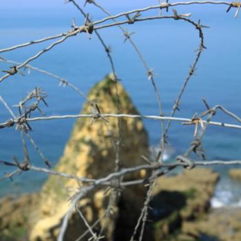 Photographie intitulée "La pointe du Hoc" par Catherine Langlais, Œuvre d'art originale