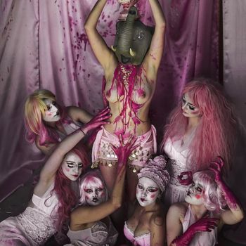 제목이 "Pink Runaway"인 사진 Cécile Fauroux로, 원작