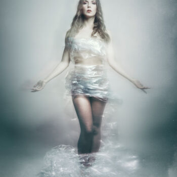 Fotografia intitolato "Plastic Dress IV" da Cédric Brion (Studio Clavicule Pics), Opera d'arte originale, Fotografia digitale