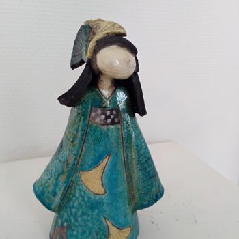 Escultura intitulada "Mini-geisha turquoi…" por Sandrine Sueres, Obras de arte originais, Cerâmica