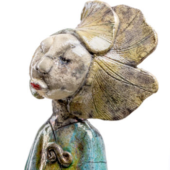 Escultura titulada "Geisha aux feuilles…" por Sandrine Sueres, Obra de arte original, Cerámica