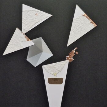 Collagen mit dem Titel "STELLA" von Cha, Original-Kunstwerk, Scherenschnitt