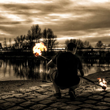 Photographie intitulée "Le jongleur (Sépia)" par B.Chancelvie, Œuvre d'art originale