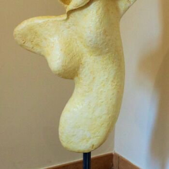 Скульптура под названием "BUSTE LYS" - Chantal Lissonnet, Подлинное произведение искусства, Папье-маше