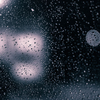 Photographie intitulée "Raindrops" par Charlie, Œuvre d'art originale