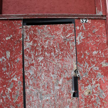 Photographie intitulée "Door Red" par Cheryl Martin, Œuvre d'art originale