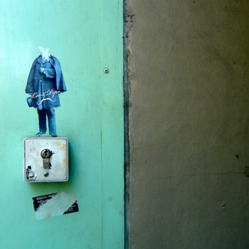 Photographie intitulée "Porte à Antibes" par Chloé Pearl, Œuvre d'art originale, Photographie numérique