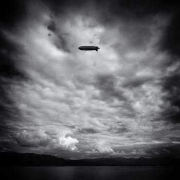 Fotografía titulada "The Flying Cigar" por Christian Schwarz, Obra de arte original, Fotografía digital