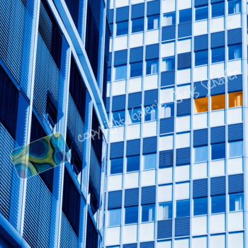 Photographie intitulée "Hochhaus in Blau" par Chris Schäfer, Œuvre d'art originale, Photographie manipulée