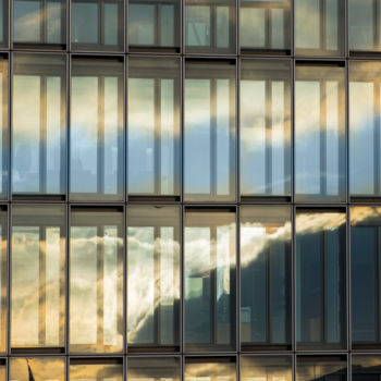 Fotografie mit dem Titel "Glasfassade nah - i…" von Chris Schäfer, Original-Kunstwerk, Digitale Fotografie