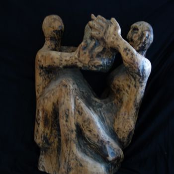Escultura titulada "Tenir le Monde dans…" por Chris Le Guen Drianne, Obra de arte original, Madera
