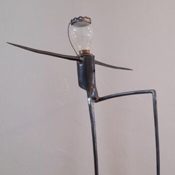 Escultura titulada "Tête d'ampoule Pila…" por Christian Barbance, Obra de arte original, Metales
