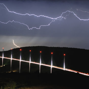 Photographie intitulée "Viaduc de Millau" par Christian Testaniere, Œuvre d'art originale, Photographie numérique