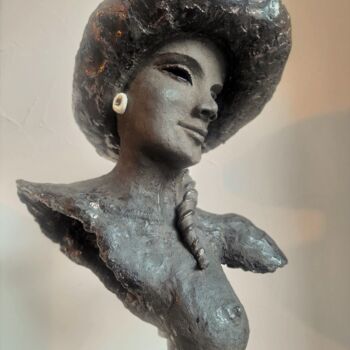 Sculpture intitulée "La Dame du Palais" par Christine Dupont, Œuvre d'art originale, Argile