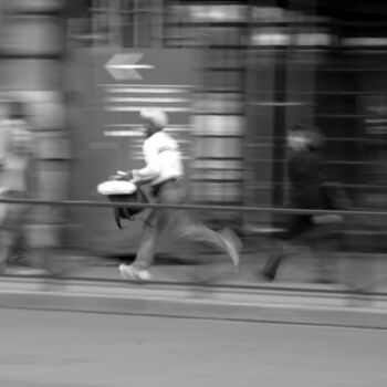 Photographie intitulée "l'homme court" par Christine Vannier, Œuvre d'art originale