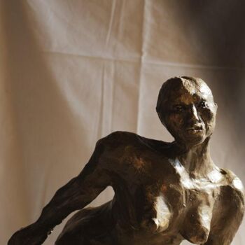 Skulptur mit dem Titel "Dame des rues" von Christine Vannier, Original-Kunstwerk, Keramik