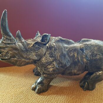 Skulptur mit dem Titel "rhinocéros sur ça g…" von Christophe Hervé, Original-Kunstwerk, Terra cotta