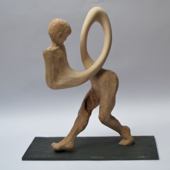Скульптура под названием "la marche" - Christophe Lm, Подлинное произведение искусства, Дерево