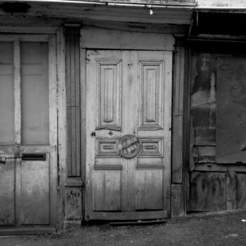 Photographie intitulée "les portes oubliées" par Christophe Plousey, Œuvre d'art originale, Photographie numérique