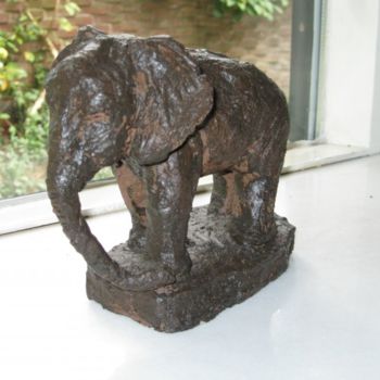 Rzeźba zatytułowany „Olifant” autorstwa Cissymartens, Oryginalna praca, Ceramika