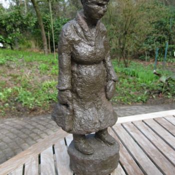 Sculpture titled "Vrouwtje met tas" by Cissymartens, Original Artwork