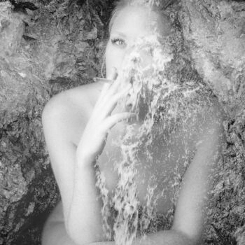 Photography titled "Angie's waterfall" by Clara Diebler, Original Artwork, Analog photography Mounted on Aluminium