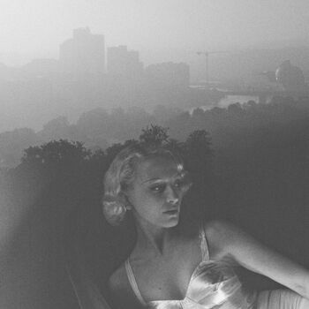 Fotografie mit dem Titel "City's Dawn" von Clara Diebler, Original-Kunstwerk, Analog Fotografie Auf Aluminium montiert