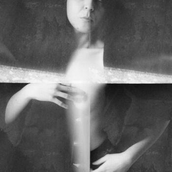 Photographie intitulée "Black Madonna" par Clara Diebler, Œuvre d'art originale, Photographie argentique Monté sur Aluminium